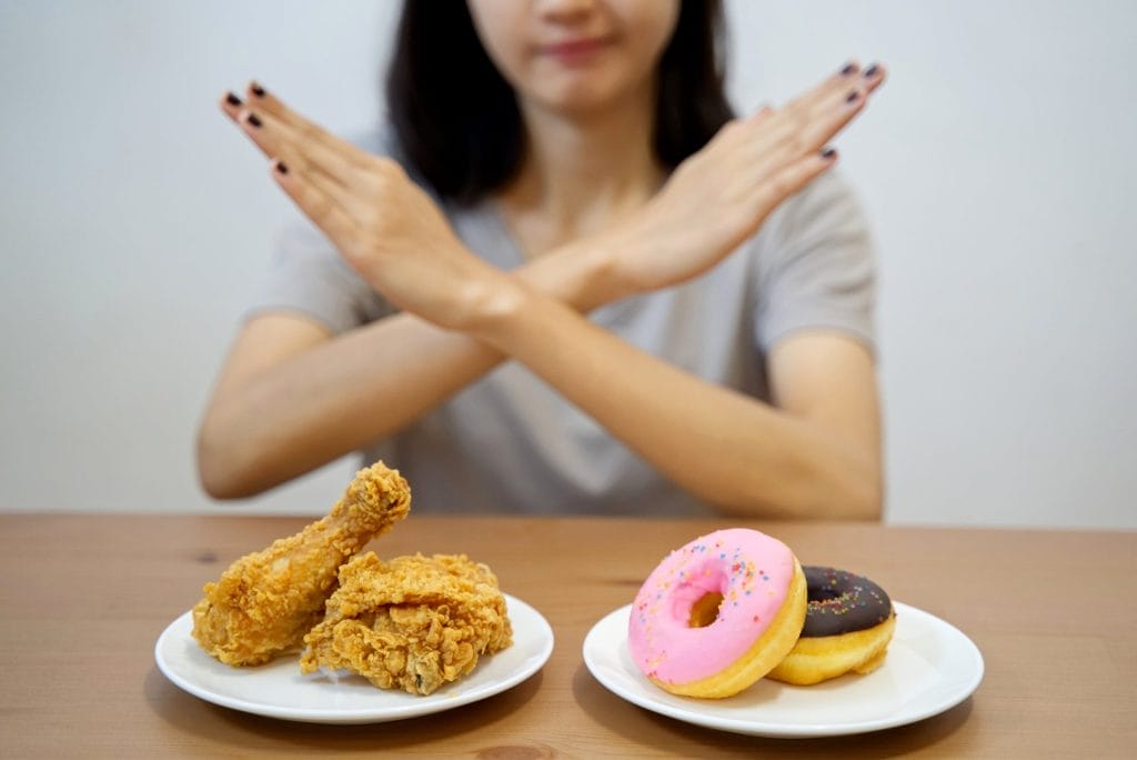 Γυναίκα λέει όχι στο τηγανιτό κοτόπουλο και τα γλυκά